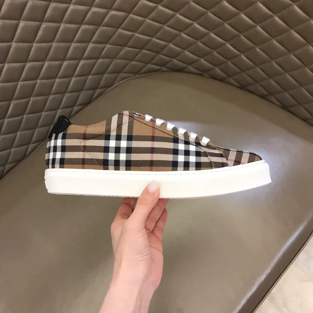 p340 "Burberr*" men's classic low-top sneakers are reinterpreted in Vintage checked cotton material and decorated with a new brand logo. First-layer sheepskin lining, embossed Burberry logo on the heel, and original TPU outsole!  Size: 38-44